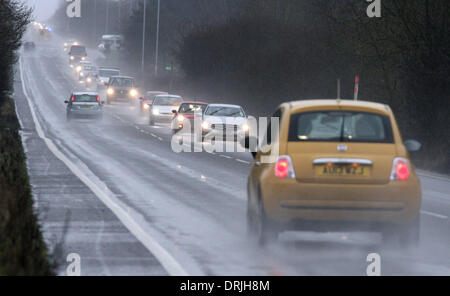 Kings Lynn, UK. 26. Januar 2014. Verkehr auf der A149 in Kings Lynn, Norfolk, werfen viele Spray gegen starken Regen. Bild: Paul Marriott Fotografie/Alamy Live-Nachrichten Stockfoto