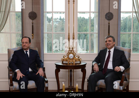 Ankara, Türkei. 27. Januar 2014. Turkish President Abdullah Gul (R) führt Gespräche mit dem Besuch der französische Präsident Francois Hollande in Ankara, Türkei, 27. Januar 2014. Hollande sagte am Montag seine Regierung der Türkei seinen Beitrittsantrag an die EU, Verpfändung, die Öffnung der neuen Verhandlungskapitel zwischen den beiden Seiten unterstützen fördern helfen will. Hollande bezahlt den ersten offiziellen Besuch in der Türkei durch eine französische Staatsoberhaupt in 22 Jahren mit sieben Ministern begleitet ihn mit dem Ziel, die Wirtschaftsbeziehungen mit Ankara zu steigern. Bildnachweis: Mustafa Kaya/Xinhua/Alamy Live-Nachrichten Stockfoto