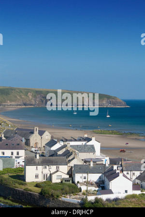 Aberdaron Blick auf Dorf, St Hywyn Kirche, Strand und Bucht Cardigan Halbinsel Gwynedd North Wales UK Stockfoto