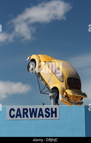 Carwash-Autowäsche Handzeichen mit Volkswagen Beetle VW Käfer auf Dach über Glendale NSW Australia Stockfoto