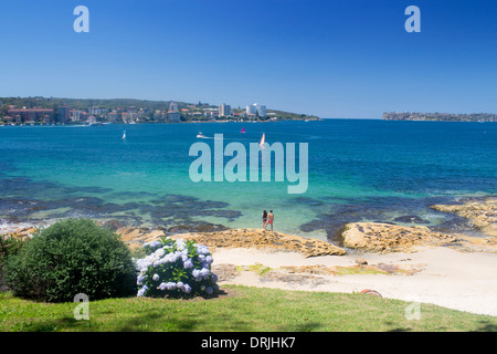 Delwood Strand paar Blick über Manly Cove Gewässer in Norden und Süden Köpfe Manly Sydney New South Wales NSW Australia Stockfoto
