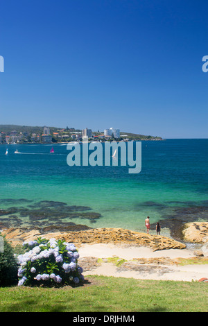 Delwood Strand paar Blick über Manly Cove Gewässer zum North Head Manly Sydney New South Wales NSW Australia Stockfoto