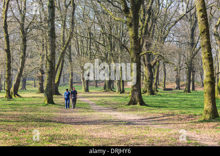 Zwei Wanderer in die Eisenzeit Fort Blackbury Burg oder Camp, in Devon, England Stockfoto