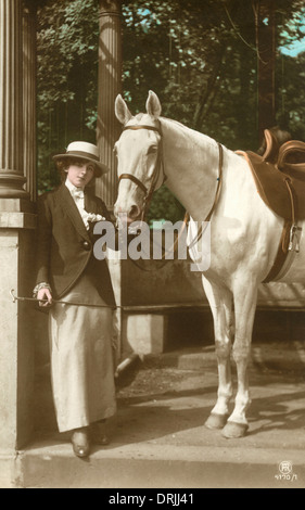 Eine junge Dame mit ihrem feinen grauen Pferd Stockfoto