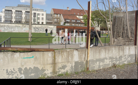 Blauer Himmelsblick auf Fenster des Gedenkens und Grenze Wand 75, Innenwand Brammen, Sophien-Friedhof, Berliner Mauer, Bernauer Straße Stockfoto