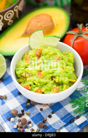 Guacamole mit Tomaten, Avocado, Limette Stockfoto