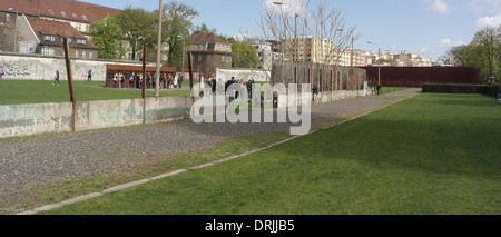 Blick in den blauen Himmel, Beiträge zum Fenster des Gedenkens, Innenwand Metall Platten Sophien-Friedhof, Berliner Mauer, Bernauer Straße überqueren Stockfoto