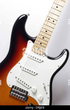 E-Gitarre in Sunburst Farben Nahaufnahme. Vertikale Zusammensetzung, Studio gedreht Stockfoto