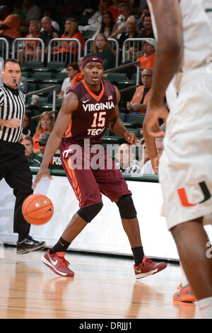 Coral Gables, FL, USA. 15. Dezember 2013. Ben Emelogu #15 von Virginia Tech in Aktion während der NCAA Basketball-Spiel zwischen den Miami Hurricanes und Virginia Tech Hokies Bank United Center in Coral Gables, FL. Die Hokies besiegte die Hurricanes 61-60. © Csm/Alamy Live-Nachrichten Stockfoto