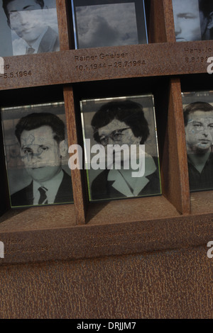 Sonnige Aussicht zwei Reihen Schwarzweiß-Fotos 6 Berliner Mauer Opfer getötet 1964, Fenster des Gedenkens, Bernauer Straße Stockfoto