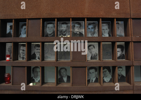 Sonnige Aussicht drei Zeilen Schwarzweiß-Fotos 23 Berliner Mauer Opfer getötet 1961-1965, Fenster des Gedenkens, Bernauer Straße Stockfoto