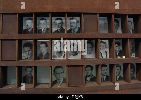 Sonnige Aussicht drei Zeilen Schwarzweiß-Fotos 23 Berliner Mauer Opfer getötet 1965-1966, Fenster des Gedenkens, Bernauer Straße Stockfoto