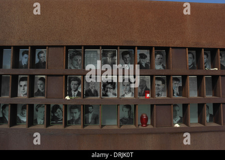 Sonnige Aussicht drei Zeilen Schwarzweiß-Fotos 34 Berliner Mauer Opfer getötet 1961-1963, Fenster des Gedenkens, Bernauer Straße Stockfoto