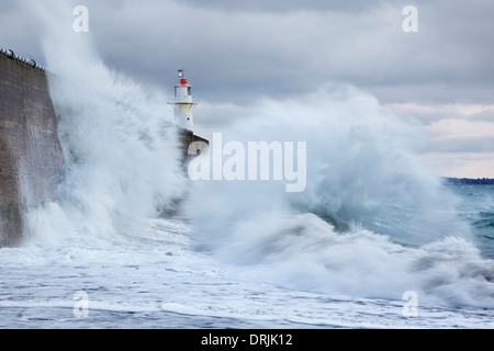 Große Wellen in den Deich in Newlyn kollidieren Stockfoto