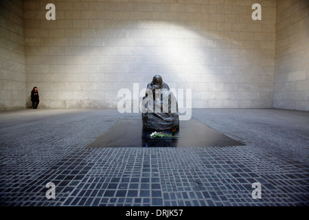 Die Skulptur Mutter mit ihren toten Sohn in die Neue Wache, Berlin, Deutschland Stockfoto