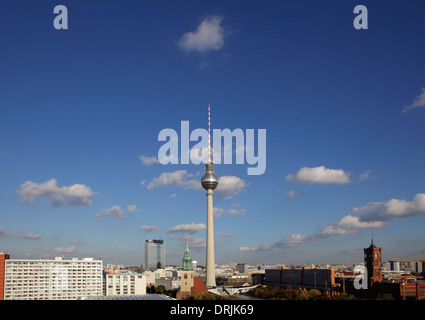 Der Fernsehturm oder der Fernsehturm am Alexanderplatz, Berlin, Deutschland Stockfoto