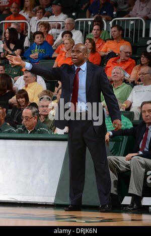 Coral Gables, FL, USA. 15. Dezember 2013. Cheftrainer James Johnson von Virginia Tech in Aktion während der NCAA Basketball-Spiel zwischen den Miami Hurricanes und Virginia Tech Hokies Bank United Center in Coral Gables, FL. Die Hokies besiegte die Hurricanes 61-60. © Csm/Alamy Live-Nachrichten Stockfoto