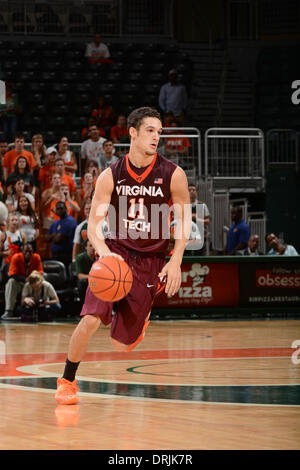 Coral Gables, FL, USA. 15. Dezember 2013. Devin Wilson #11 der Virginia Tech in Aktion während der NCAA Basketball-Spiel zwischen den Miami Hurricanes und Virginia Tech Hokies Bank United Center in Coral Gables, FL. Die Hokies besiegte die Hurricanes 61-60. © Csm/Alamy Live-Nachrichten Stockfoto