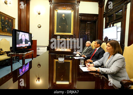 Lima, Peru. 27. Januar 2014. Peruvian President Ollanta Humala (C), Minister of Foreign Affairs Eda Rivas Franchini (R) und Minister der Verteidigung Pedro Cateriano (L) teilnehmen die Vorlesung der Entscheidung des internationalen Gerichtshofs (IGH) über die maritime Meinungsverschiedenheit mit Chile, in der Stadt von Lima, Peru, am 27. Januar 2014. Bildnachweis: ANDINA/Xinhua/Alamy Live-Nachrichten Stockfoto