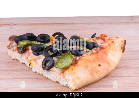 Vegetarische Pizza Stück auf einem Schneidebrett Belag gehören Oliven Tomaten, Paprika und Käse Stockfoto