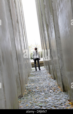 Ein Korridor von Säulen in den Garten des Exils im jüdischen Museum, Berlin, Deutschland Stockfoto