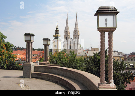 Panorama Zagreb, Ansicht von der Oberstadt zur Kathedrale Stockfoto