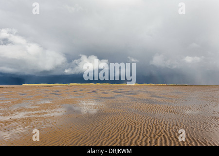 Gewitterwolken über heilige Insel von Lindisfarne Causeway, Northumberland, England, UK Stockfoto