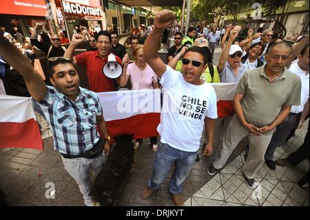 Santiago, Chile. 27. Januar 2014. Chilenischen Demonstranten nehmen Teil an einer Protestaktion in der Vorlesung der Entscheidung des internationalen Gerichtshofs (IGH) über die maritime Meinungsverschiedenheit mit Peru, in Santiago, Chile am 27. Januar 2014. Bildnachweis: Jorge Villegas/Xinhua/Alamy Live-Nachrichten Stockfoto