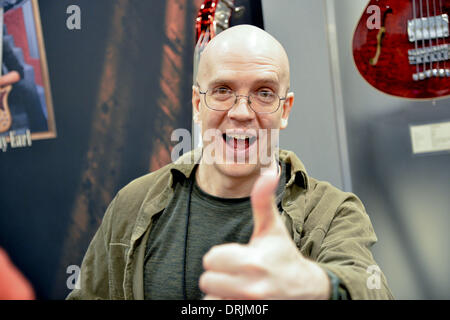 Toronto, Ontario, Kanada. 23. Januar 2014. Promi-Bass-Gitarrist DEVIN TOWNSEND Neuverpflichtungen auf Warwick Gitarre Hersteller Stand. © Igor Vidyashev/ZUMAPRESS.com/Alamy Live-Nachrichten Stockfoto