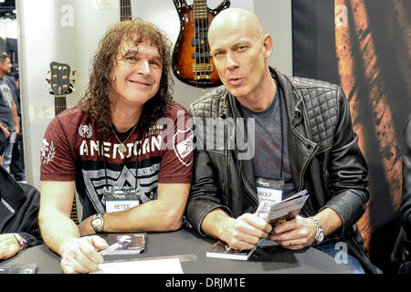 Toronto, Ontario, Kanada. 23. Januar 2014. Celebrity Bass-Gitarristen Neuverpflichtungen bei Warwick Gitarre Hersteller Firma. Von links nach rechts: PETER BALTES, WOLF HOFFMANN. © Igor Vidyashev/ZUMAPRESS.com/Alamy Live-Nachrichten Stockfoto