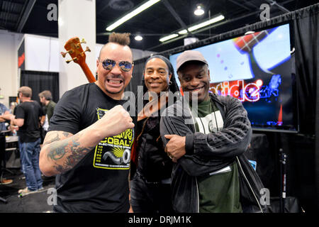 Toronto, Ontario, Kanada. 24. Januar 2014. Musikern TOSHI ISEDA, DOUG WIMBISH und COREY GLOVER am Abend stand auf der NAMM show in Anaheim, CA. © Igor Vidyashev/ZUMAPRESS.com/Alamy Live-Nachrichten Stockfoto