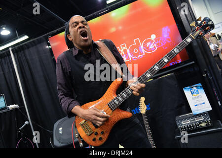 Toronto, Ontario, Kanada. 24. Januar 2014. Lebendige Farbe Bassist DOUG WIMBISH führt am Abend stand auf der NAMM Show in Anaheim, CA. © Igor Vidyashev/ZUMAPRESS.com/Alamy Live-Nachrichten Stockfoto