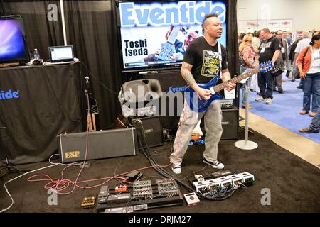 Toronto, Ontario, Kanada. 24. Januar 2014. Gitarrist TOSHI ISEDA führt am Abend stand auf der NAMM Show in Anaheim, CA. © Igor Vidyashev/ZUMAPRESS.com/Alamy Live-Nachrichten Stockfoto