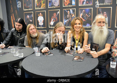 Toronto, Ontario, Kanada. 23. Januar 2014. Celebrity Bass-Gitarristen Neuverpflichtungen bei Warwick Gitarre Hersteller Firma. Von links nach rechts: JONAS HELLBORG, SCOTT REEDER, STEVE BAILEY, ANTONELLA MAZZA, LEE SKLAR © Igor Vidyashev/ZUMAPRESS.com/Alamy Live-Nachrichten Stockfoto