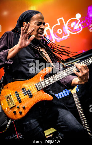 Toronto, Ontario, Kanada. 24. Januar 2014. Lebendige Farbe Bassist DOUG WIMBISH führt am Abend stand auf der NAMM Show in Anaheim, CA. © Igor Vidyashev/ZUMAPRESS.com/Alamy Live-Nachrichten Stockfoto