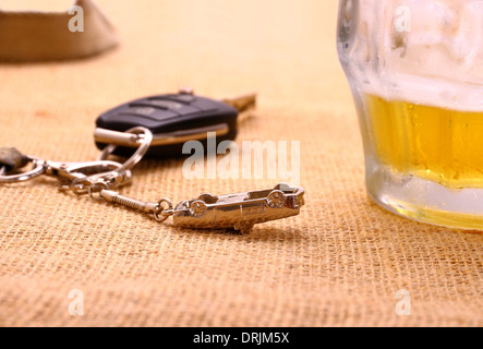 Fahrzeugschlüssel mit Unfall und Bier-Becher, horizontale Stockfoto