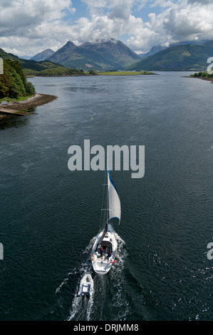 Yacht segeln auf Loch Linnhe in Richtung Loch Leven und Glencoe Stockfoto