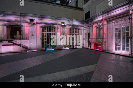 auf dem Gelände des Sony Center ausgestellt Wände des Frühstücksraum des ehemaligen Hotel Esplanade am Abend auf der Potsdam Stockfoto