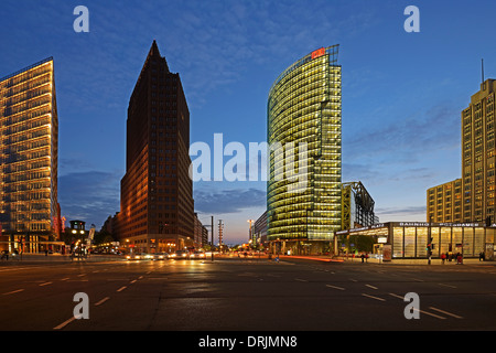 Gebäude auf der linken Seite des Bereichs Daimler Benz und Bahntower und Beisheim Center auf der rechten Seite am Abend am Potsdamer Platz Stockfoto