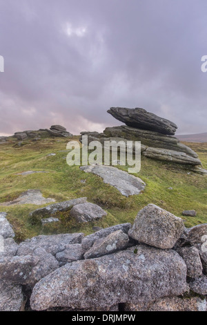 Der Logan-Stein von Iren Wand auf Belstone Common, Dartmoor, Belstone in der Nähe von Oakhampton, Devon, England, UK Stockfoto