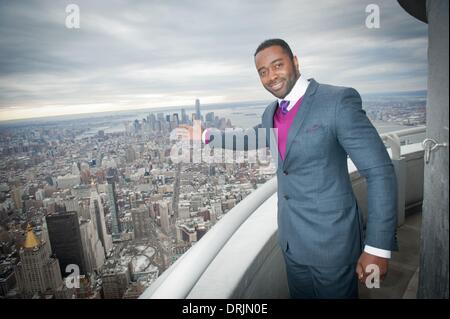 Manhattan, New York, USA. 27. Januar 2014. NFL Hall Of Fame Runningback CURTIS MARTIN leuchtet das Empire State Building in der Feier der Super Bowl XLVIII. Bildnachweis: Bryan Smith/ZUMAPRESS.com/Alamy Live-Nachrichten Stockfoto