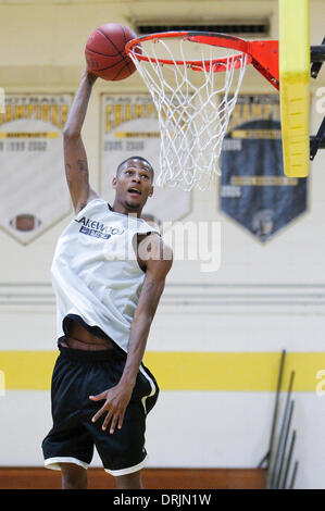 St. Petersburg, Florida, USA. 27. Januar 2014. JAMES BORCHUCK | Times.Jacobi Boykins dunks beim Training an der High School in Lakewood Montag, 27. Januar 2014. © James Borchuck/Tampa Bucht Times/ZUMAPRESS.com/Alamy Live-Nachrichten Stockfoto