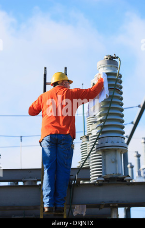 Energie Ingenieur eine Reinigungsflüssigkeit gefüllt Hochspannung Isolator, Braintree, Massachusetts, USA Stockfoto