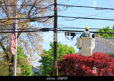 Energie Ingenieur Reiten im Aufzug Bucket zu arbeiten macht Linien, Braintree, Massachusetts, USA Stockfoto