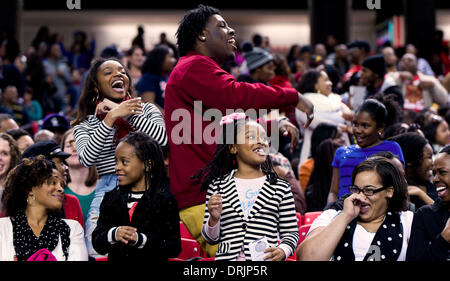 Atlanta, Georgia, USA. 25. Januar 2014. Fans reagieren in der 12. jährliche Honda Schlacht von den Bands Invitational Showcase im Georgia Dome. Die jährlichen spektakuläre bietet eine nationale Bühne, um die unterschiedlichen Effekthascherei historisch Black College und Universität (HBCU) marching Bands zu markieren. Jeder der acht eingeladenen HBCU erhielt 20 Tausend US-Dollar von Honda für ihre Musik-Bildungsprogramme, plus eine All-inclusive Reise nach Atlanta für die Invitational Vitrine. Brian Cahn/ZUMAPRESS.com/Alamy © Live-Nachrichten Stockfoto