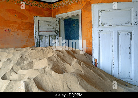 Dünen und Wüstensand entnommen Wohngebäude, Gebäude in der ehemaligen Diamant Stadt Kolmanskuppe, Kolmansko funktioniert Stockfoto