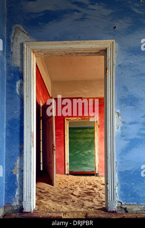 Dünen und Wüstensand entnommen Wohngebäude, Gebäude in der ehemaligen Diamant Stadt Kolmanskuppe, Kolmansko funktioniert Stockfoto