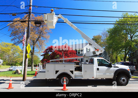 Energie Ingenieur im Aufzug bucket arbeiten an Hochspannungsleitungen, Braintree, Massachusetts, USA Stockfoto