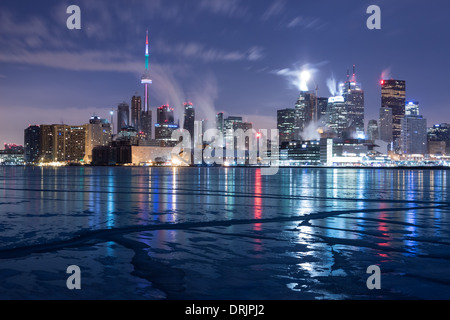 Die Skyline von Toronto mit Blick auf das gefrorene Wasser des Lake Ontario während einer ungewöhnlich frühen Winter Kälteeinbruch Stockfoto