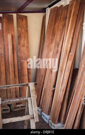 Palisander Planken Trocknung in einer Tischlerei Stockfoto